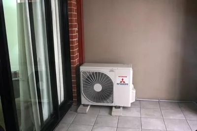 Split airco op balkon van je appartement