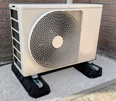 Buitenunit airco op de grond