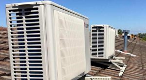 Airconditioner buitenunit op schuin dak