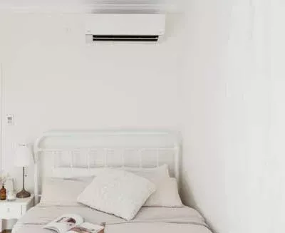 Hoe groot is de kamer waar de airco komt te hangen?