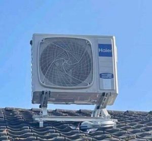 Airconditioning op een schuin dak installeren