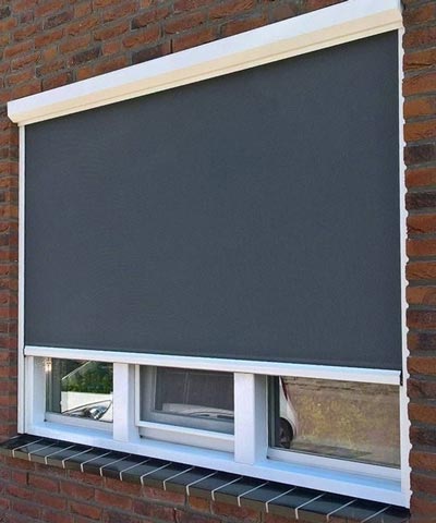 Grijze screen met witte kast